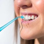 Oralni tuševi – Kako nam pomažu pravilno čistiti zube?