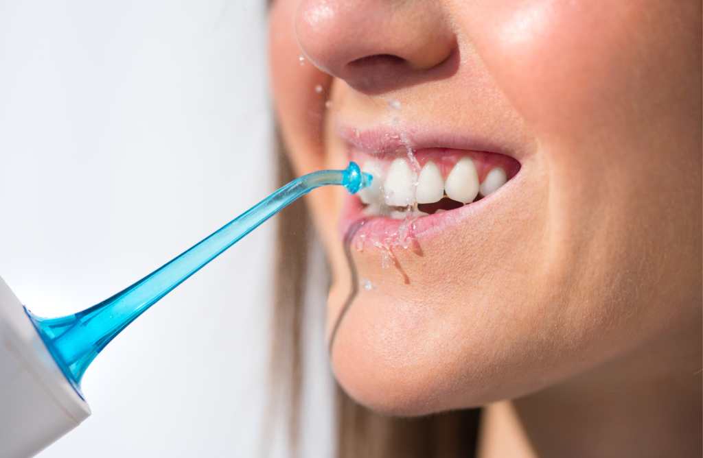 Oralni tuševi – Kako nam pomažu pravilno čistiti zube?