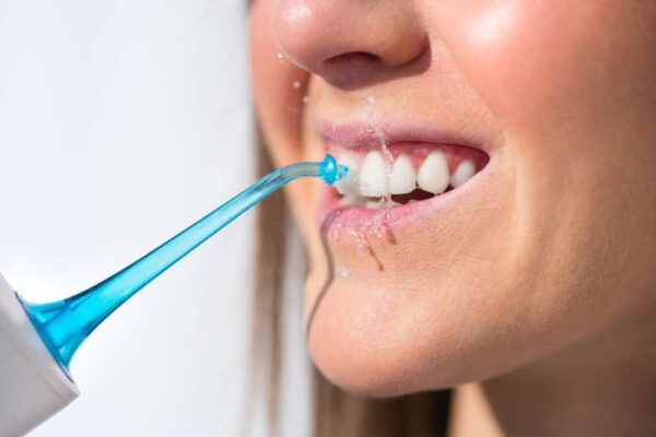 Oralni tuševi – Kako nam pomažu pravilno čistiti zube?